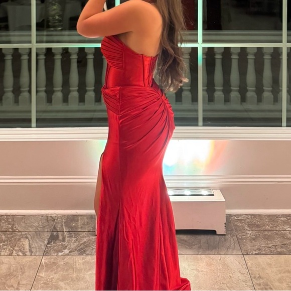 Elegant Red Strapless Evening Gown - Picture 3 of 3